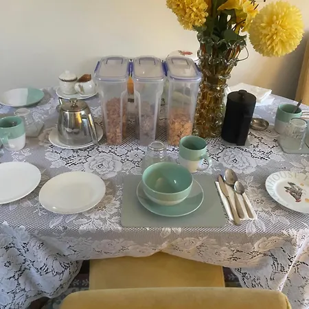 Edwards Cosy בית הארחה