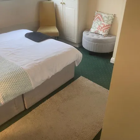 Eamonns Cosy Private Parking 3*